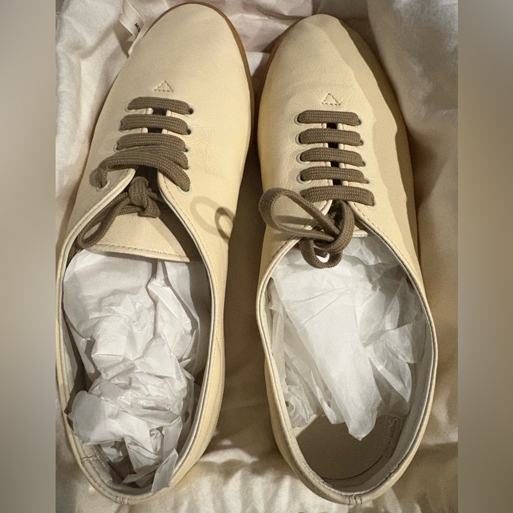 THE ROW “Sam” unisex Leather Crème/Honey Low Top Sneakers - new in box, size 38